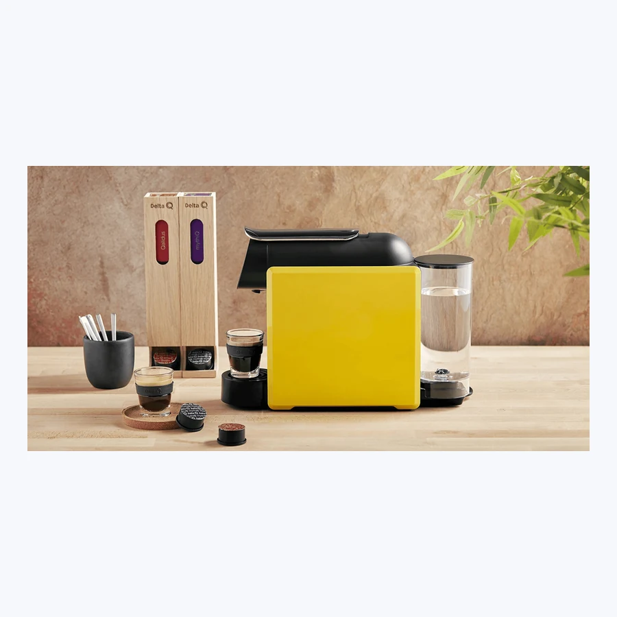 Cafeteira Delta Q MiniQool cinza em fundo claro