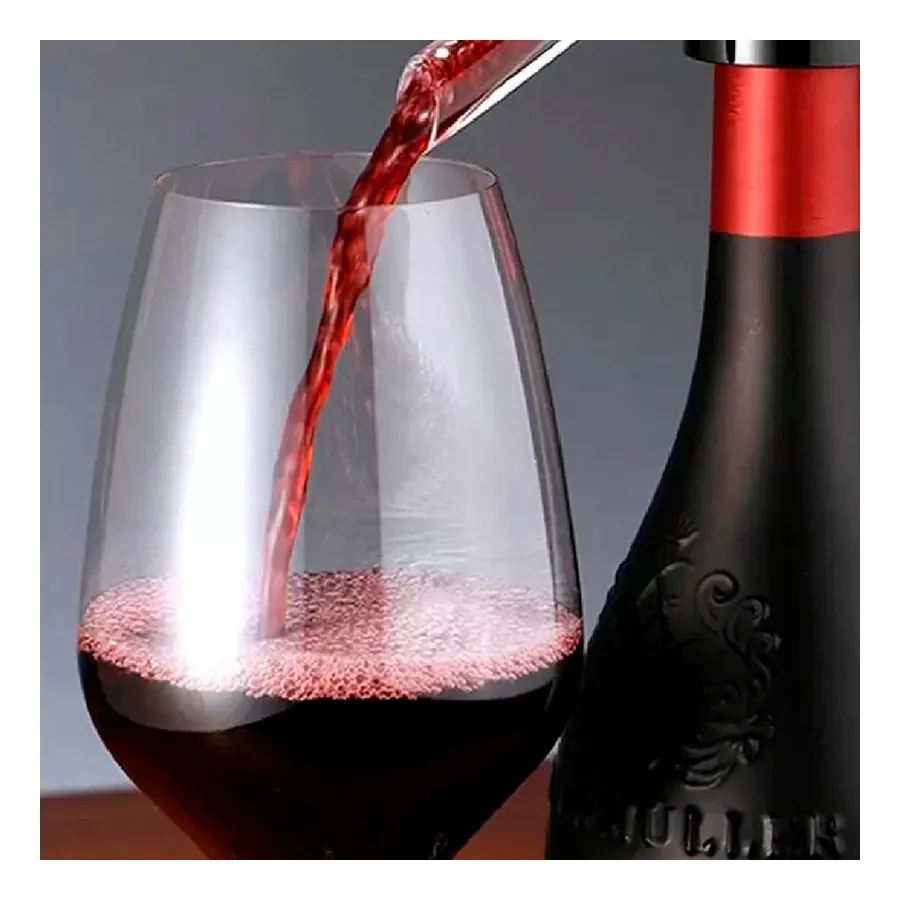 Aerador Decanter em uso sobre garrafa
