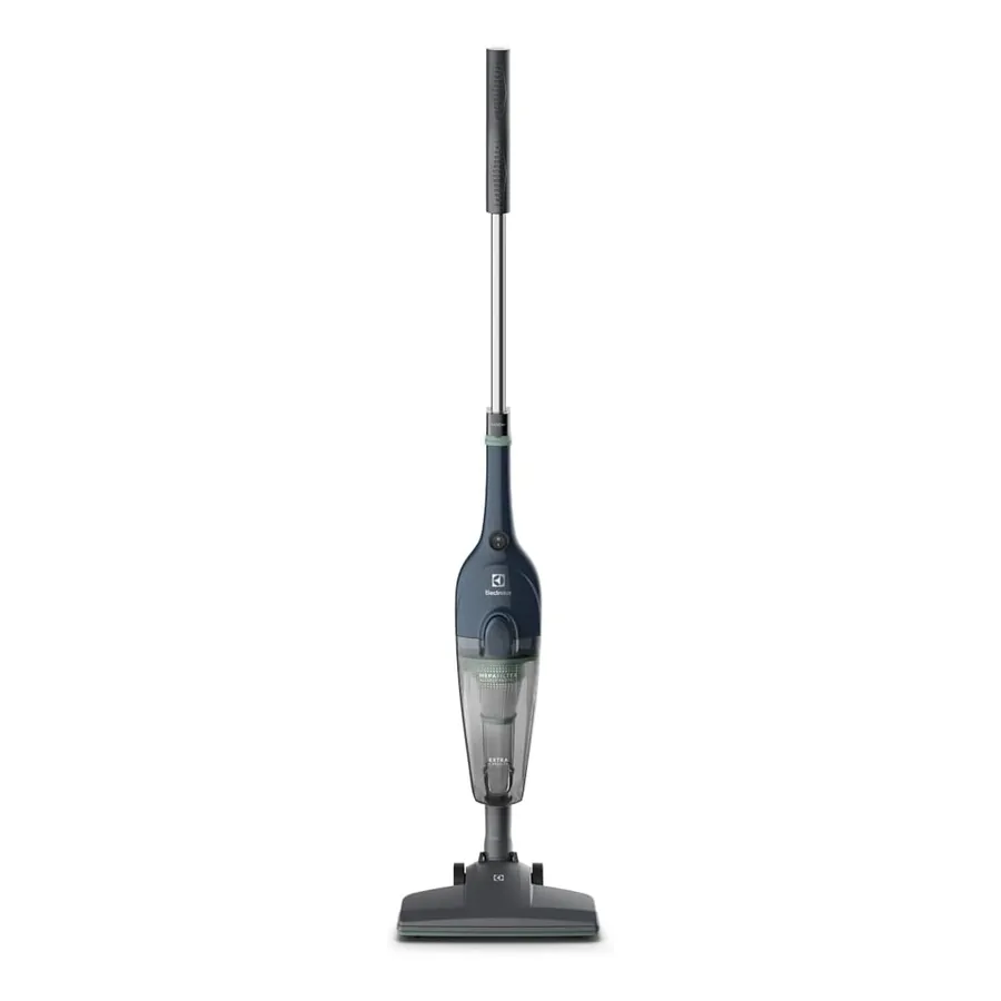 Aspirador vertical STK14 Electrolux em uso