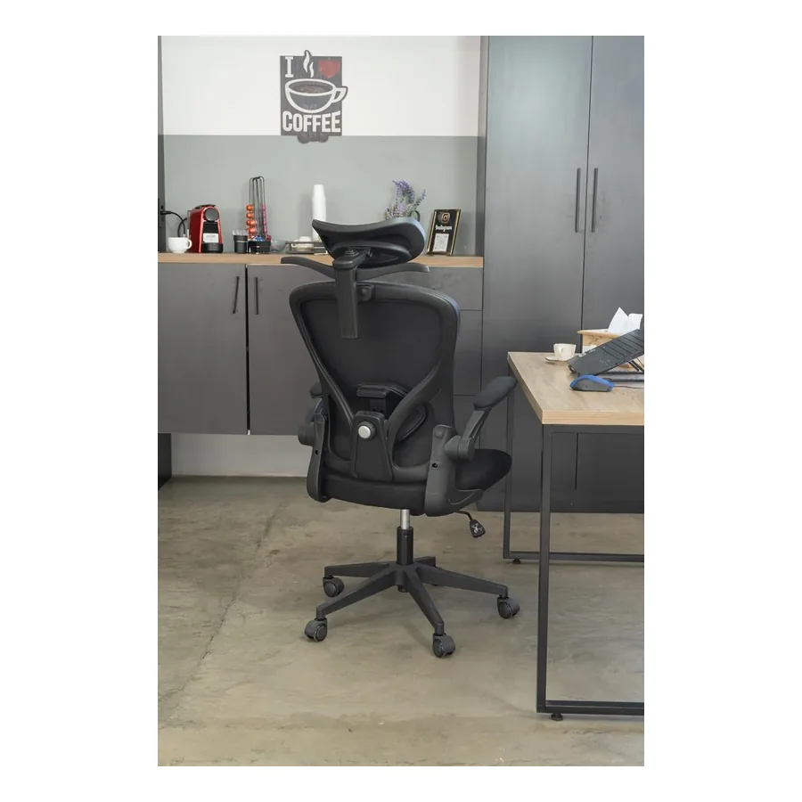 Detalhe do encosto curvo em mesh