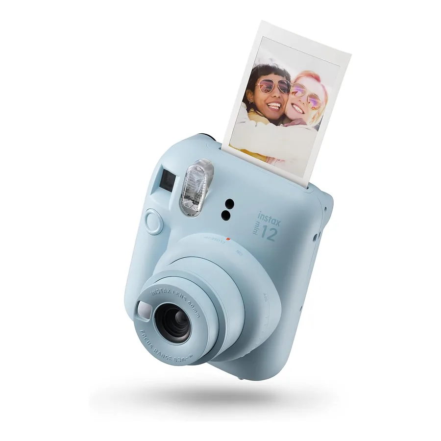 Instax Mini 12 impressão saindo da câmera