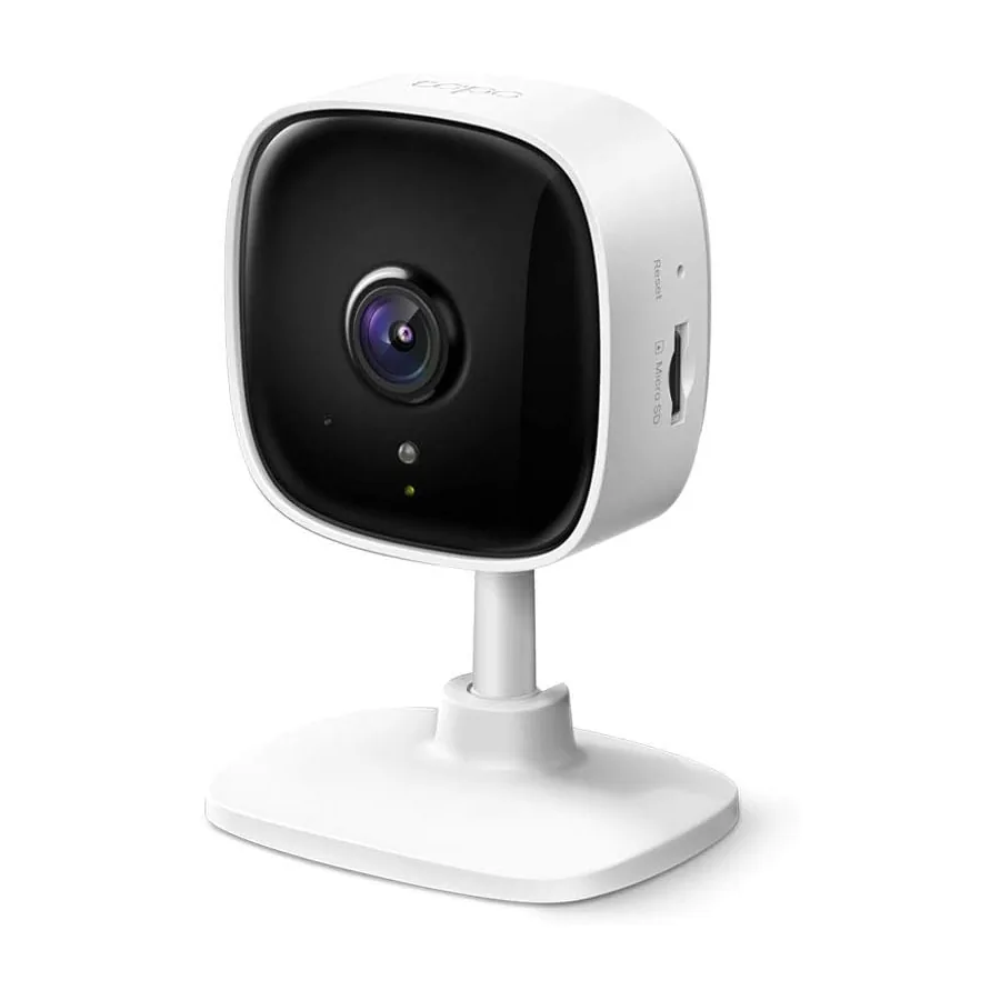 TP-Link Tapo C100 em mesa interna