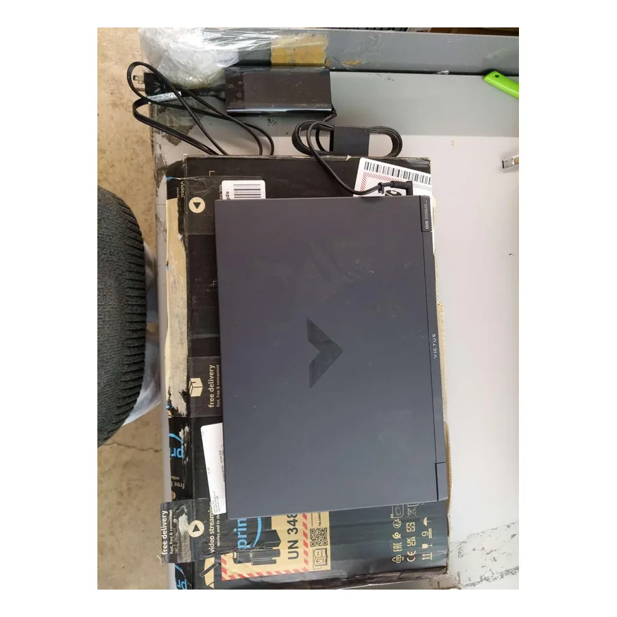 HP Victus 15 em ângulo com tela ligada