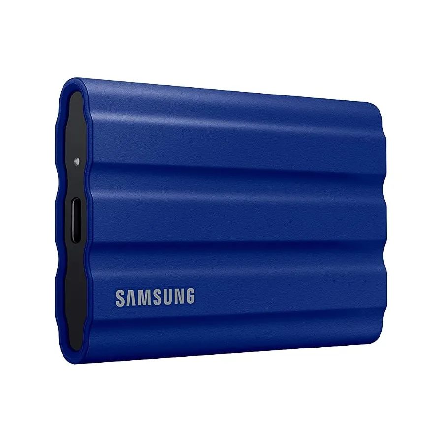 Samsung T7 Shield em mão mostrando tamanho