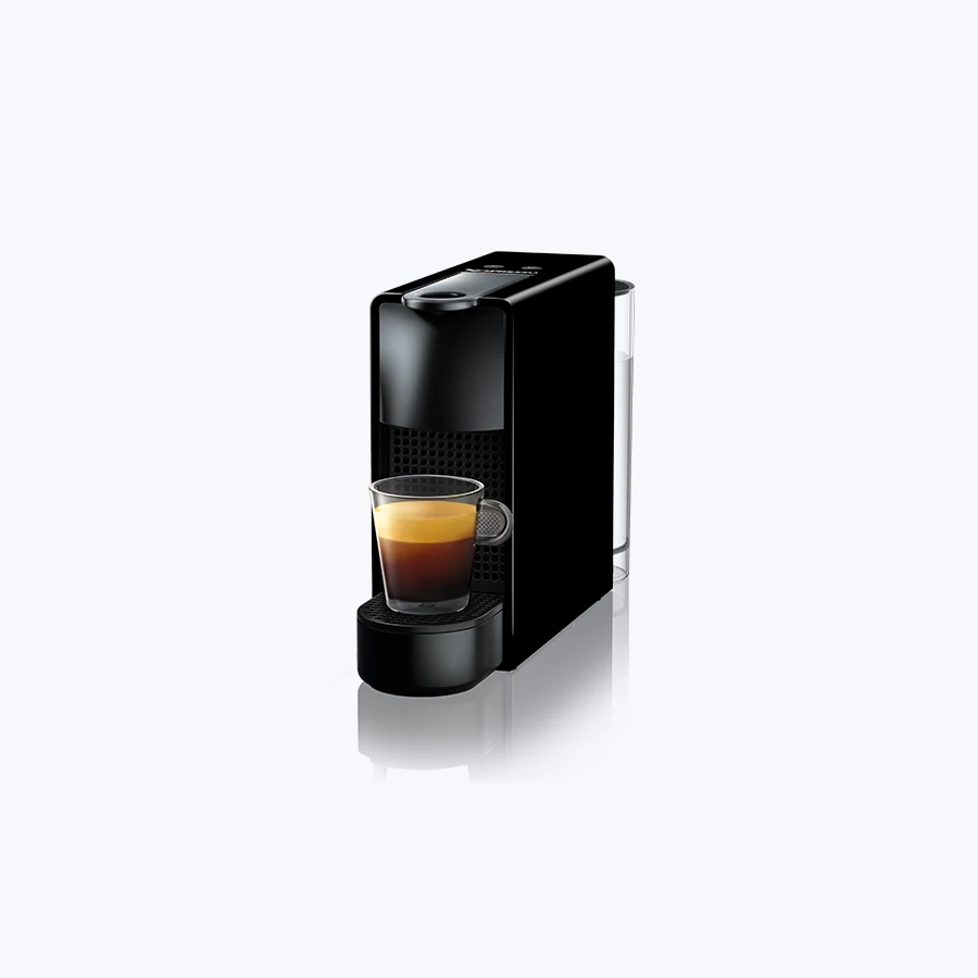 Nespresso Essenza Mini preta em fundo claro